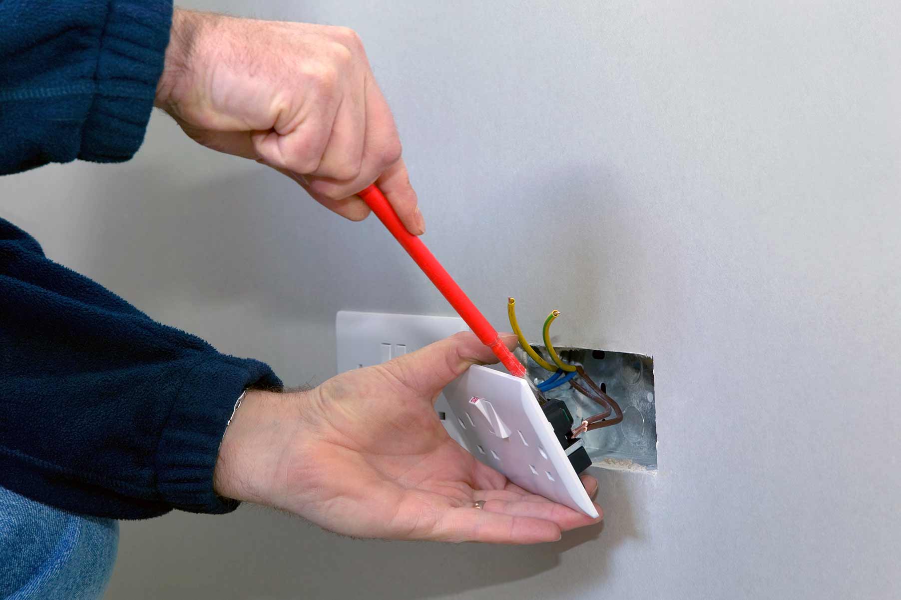 Our electricians can install plug sockets for domestic and commercial proeprties in Tunbridge Wells and the local area. 